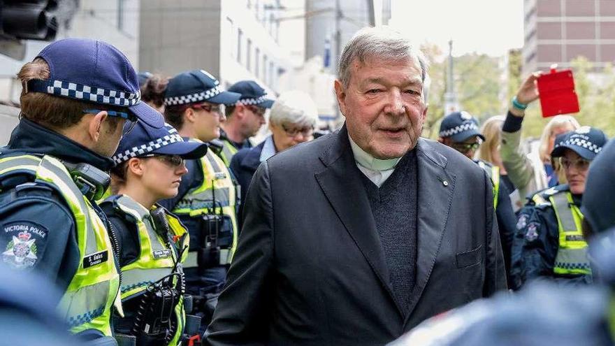 El cardenal Pell, rodeado de policías, ayer, a su llegada al tribunal de Melbourne (Australia).