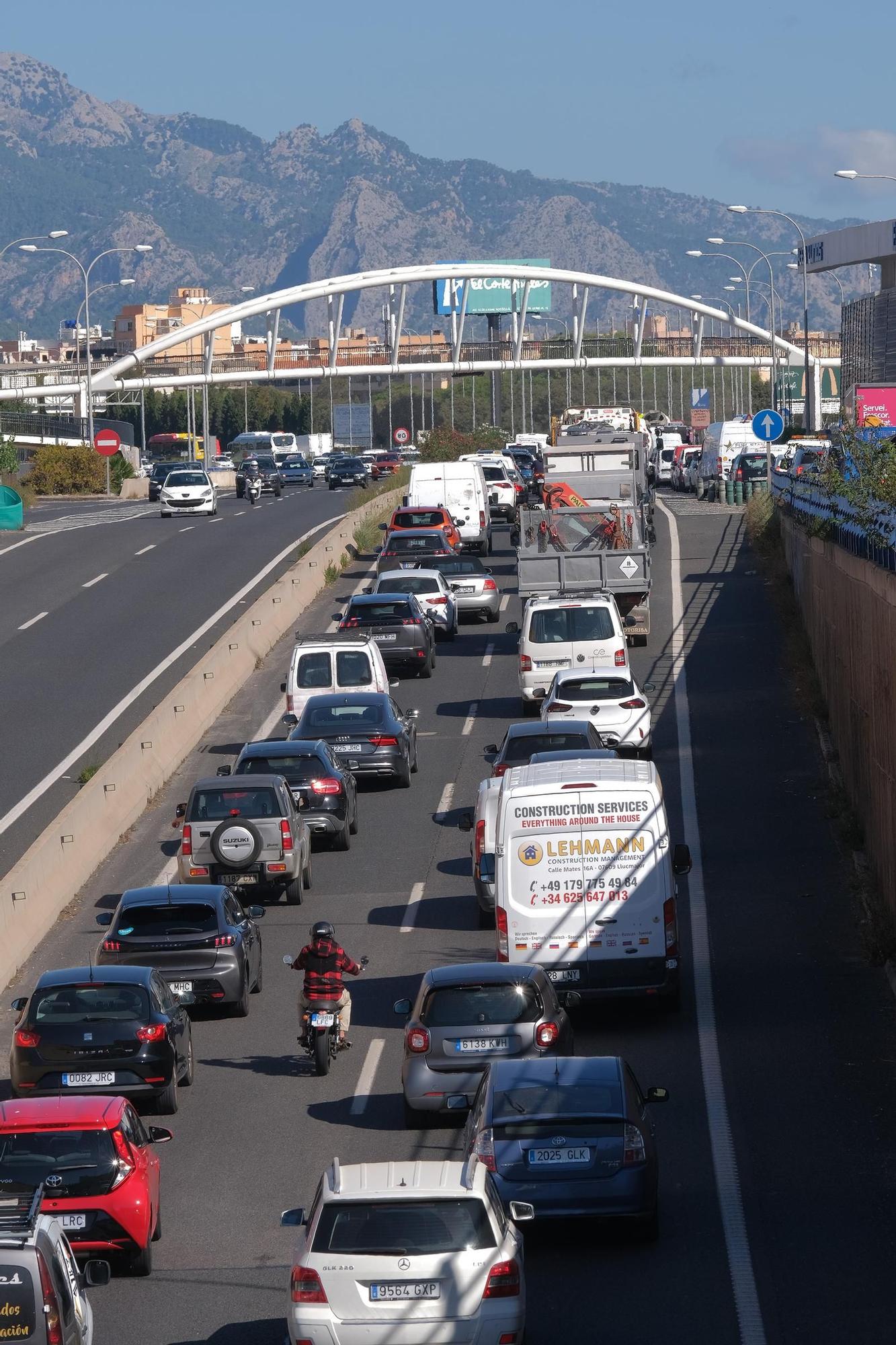 FOTOS: Monumental atasco en la Vía de Cintura de Palma por el vuelco de un coche