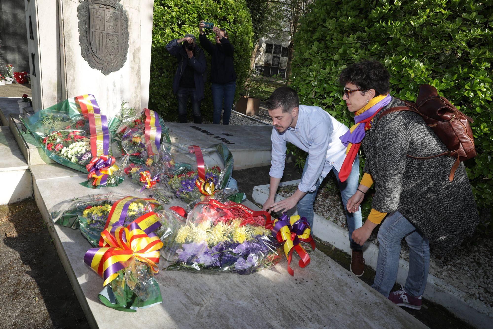 En imágenes: Gijón celebra en el cementerio del Sucu el aniversario de la II República española