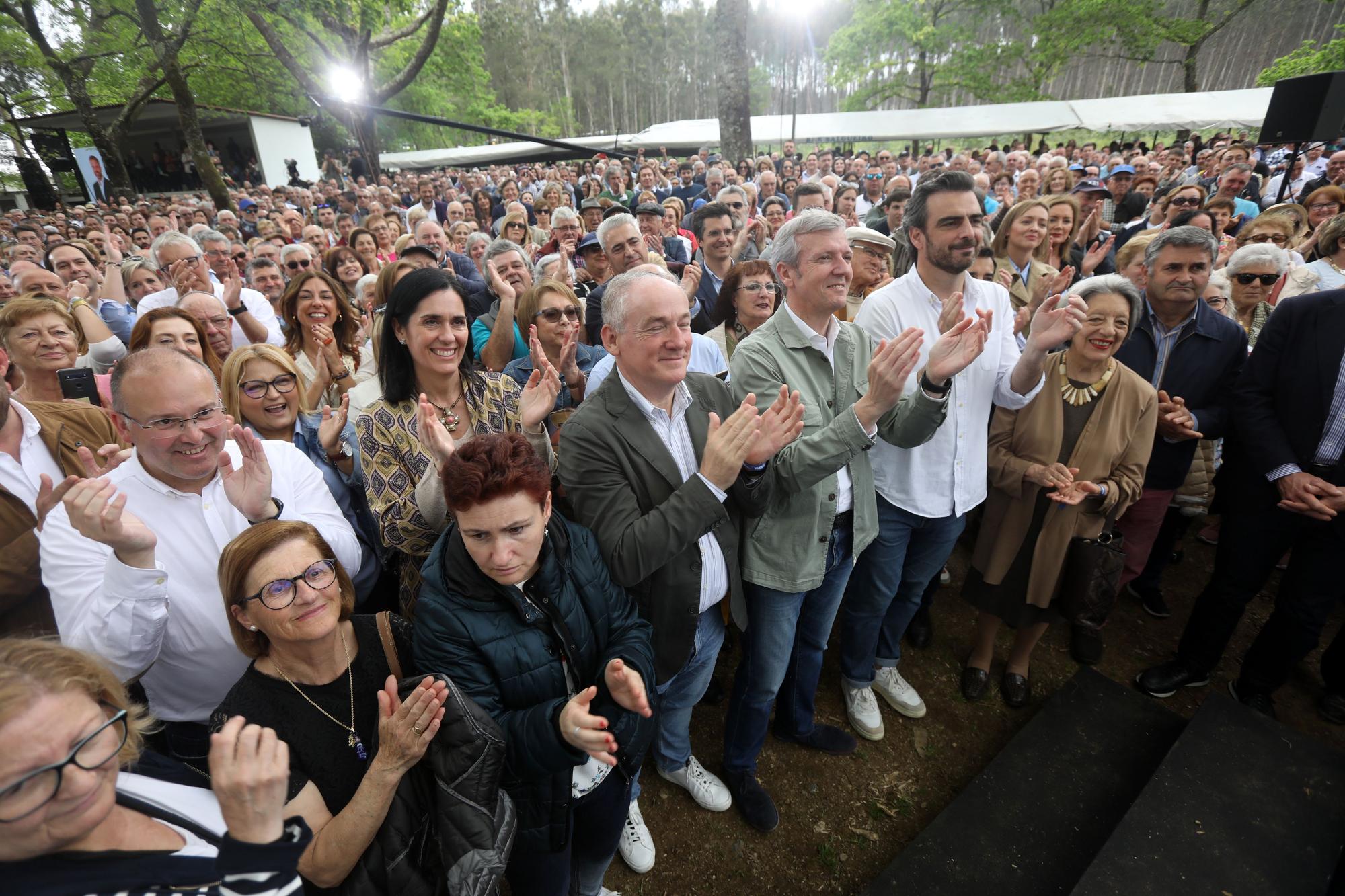 Feijóo se da un baño de masas a su regreso a Galicia