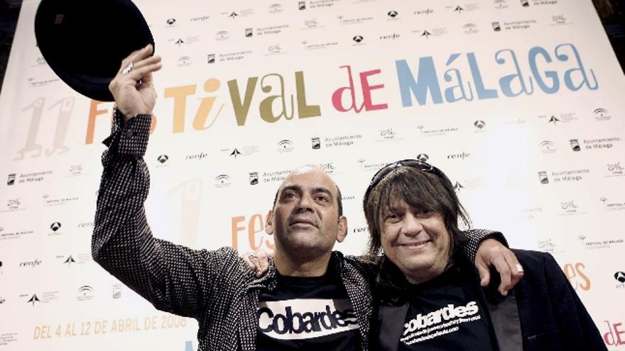 El director José Corbacho, y el actor Juan Cruz , durante la presentación del largometraje &quot;Cobardes&quot; que concursa en la sección oficial de largometrajes a concurso dentro del 11 Festival de Málaga de Cine Español.