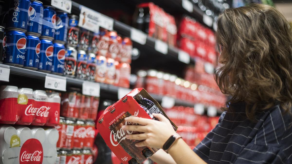Barcelona. 04.09.2019. Sociedad. Una joven observa los productos de bebidas azucaradas en un supermercado. Fotografía de Jordi Cotrina