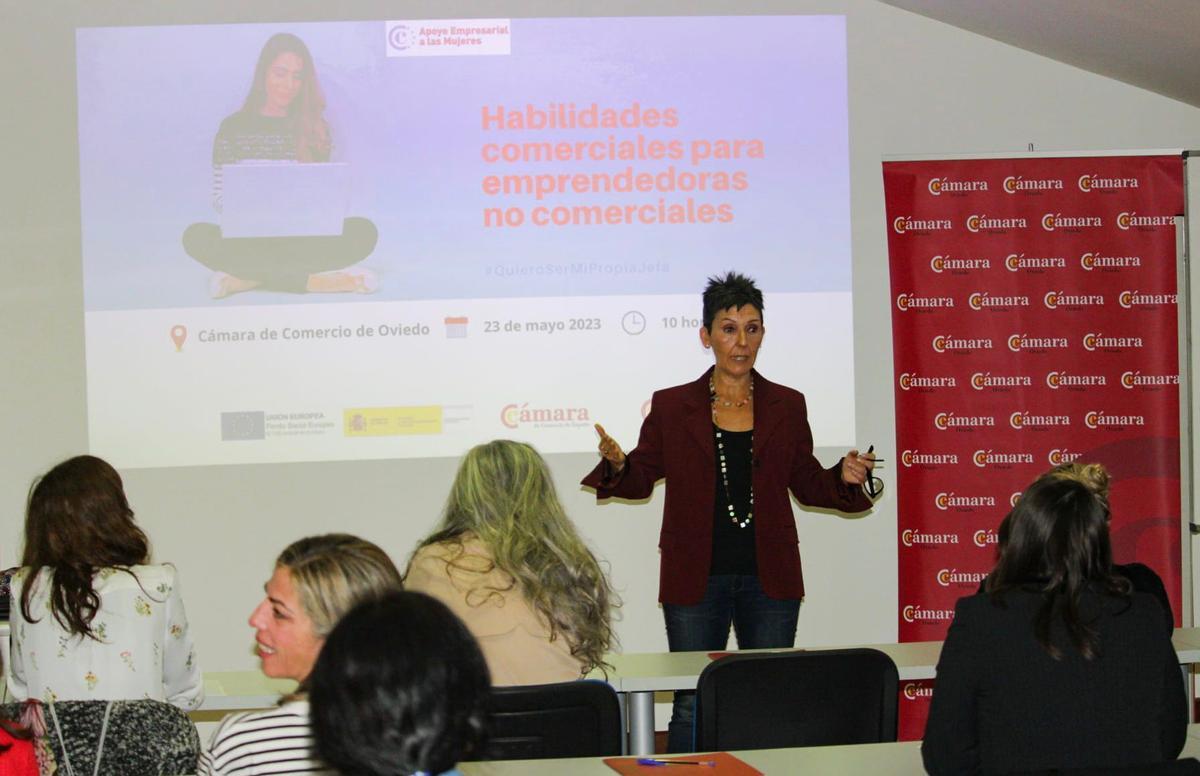 Sandra Romero durante un taller en Siero.