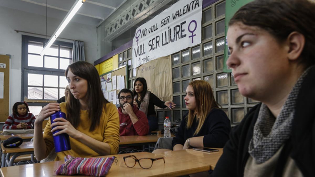 Estudiants de l’Institut Can Vilumara parlen sobre la igualtat de gènere.