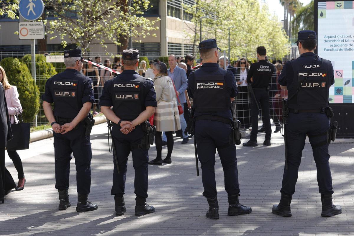 Cordón policial tras la valla que protegía el rectorado de la UPV esta mañana.
