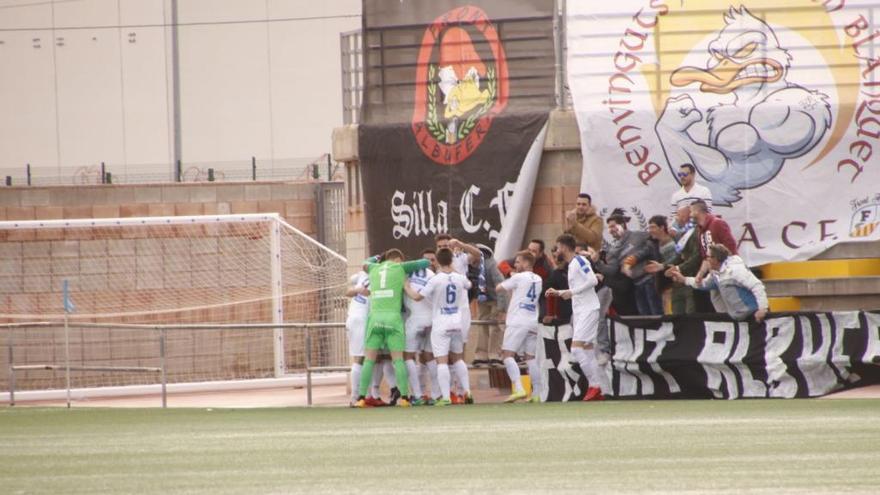 Los jugadores del Silla celebran el primer gol.