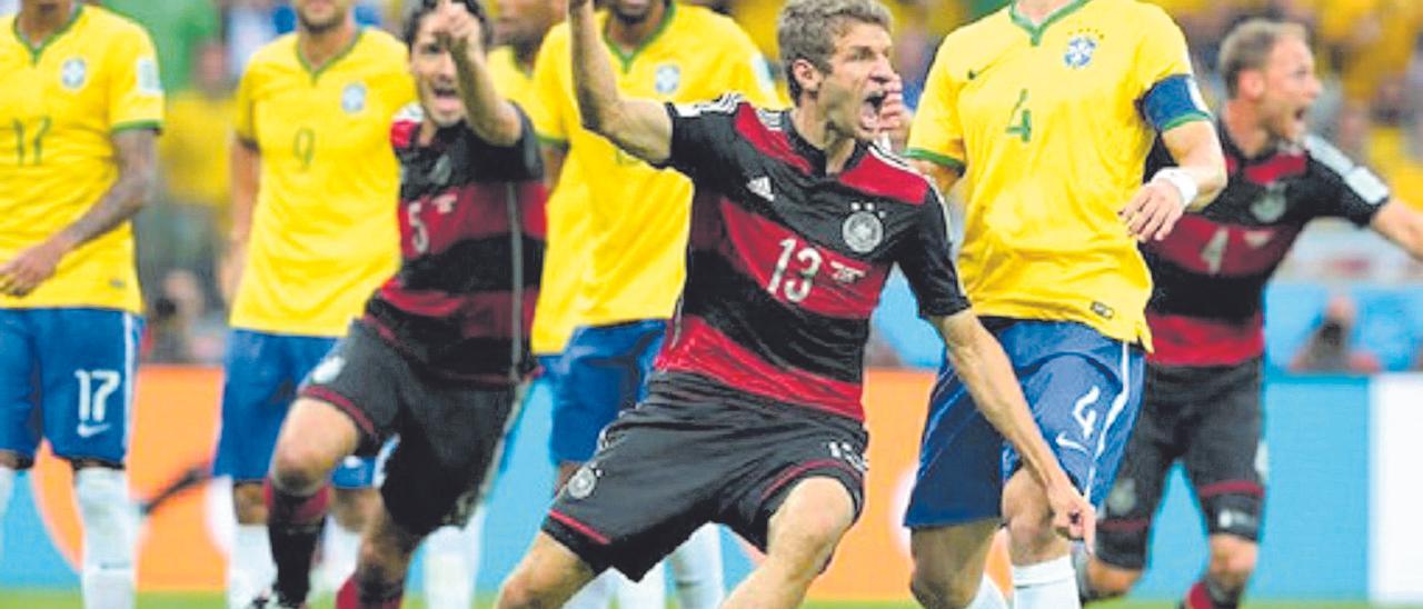 Müller celebra uno de los siete goles de Alemania a Brasil en 2014