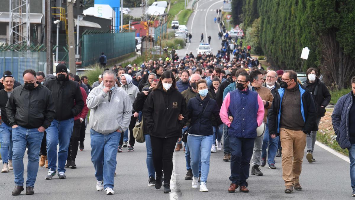 Trabajadores de contratas de la refinería de A Coruña, en la manifestación del 1 de abril para exigir más seguridad