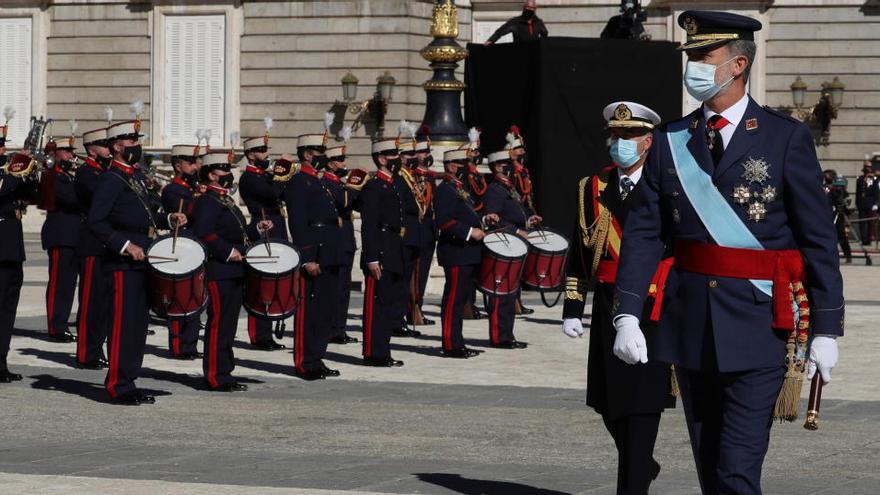 El rei Felip VI passant revista a les unitats militars reunides al pati d&#039;armes del Palau Reial