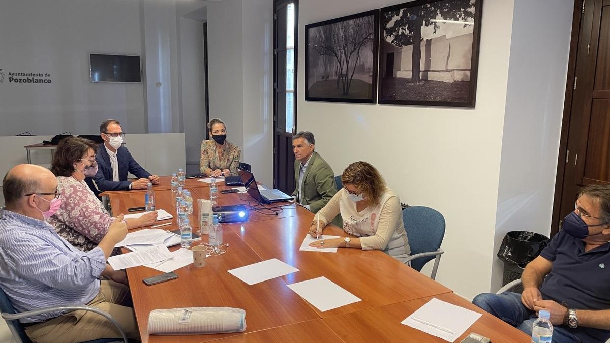 Un momento de la reunión entre el Ayuntamiento y los representantes sindicales.