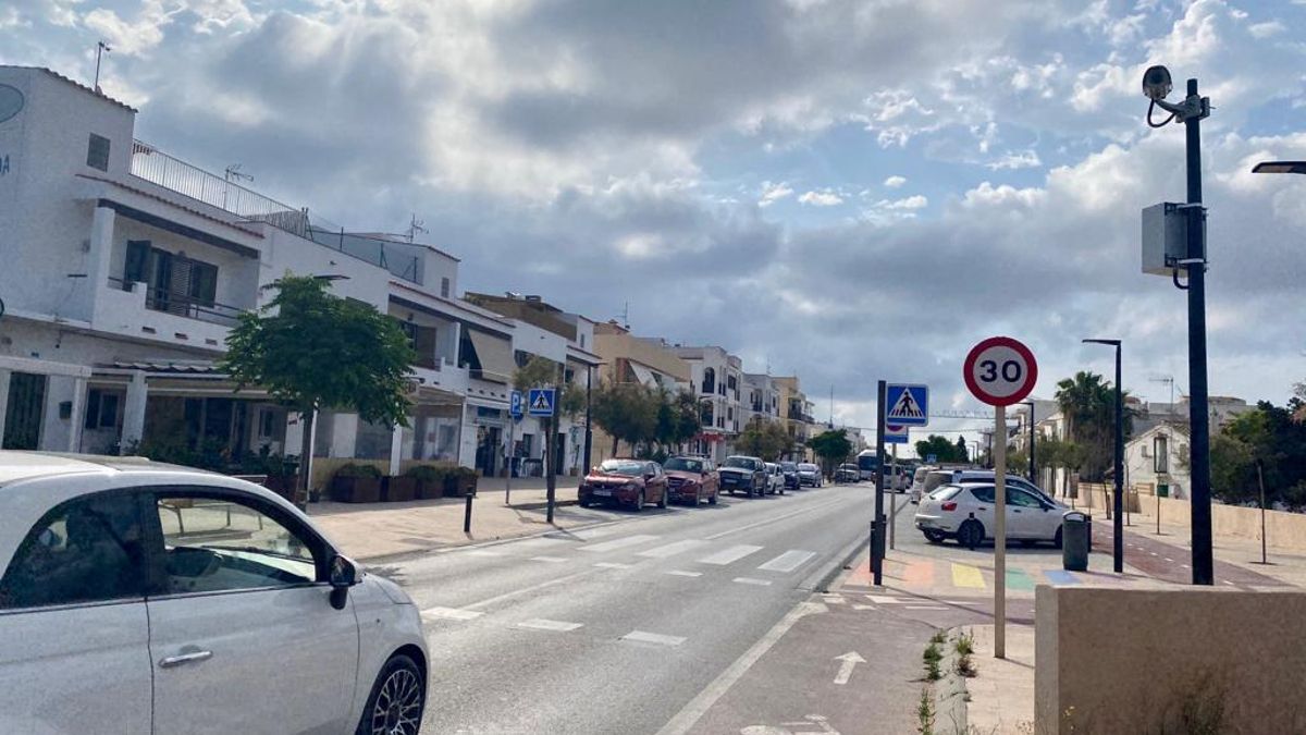 Una cámara del proyecto Formentera.eco situada a la entrada de Sant Ferran, en Formentera