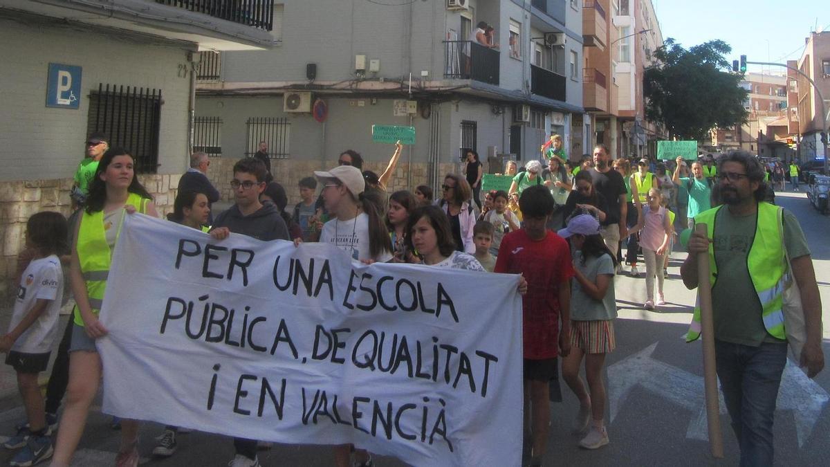 La manifestación a su paso por Burjassot.