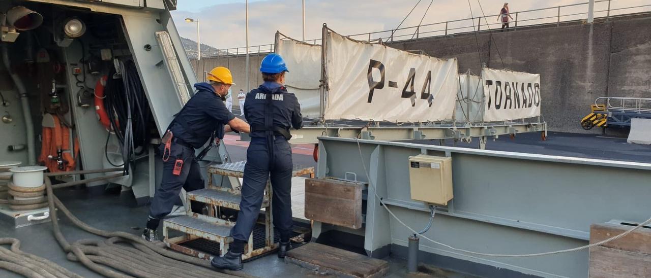 Desembarco en La Palma del material para instalar las desaladoras portátiles en Puerto Naos