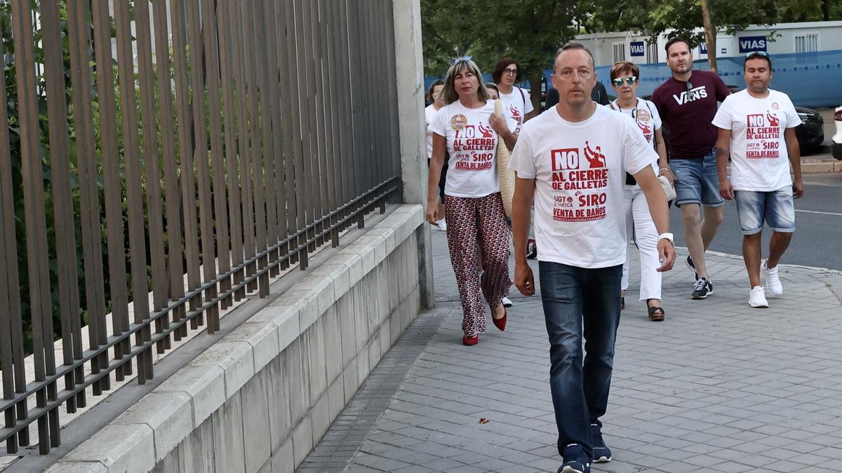 Trabajadores de las fábricas de Siro en Castilla y León se dirigen a la reunión en el ministerio de Industria