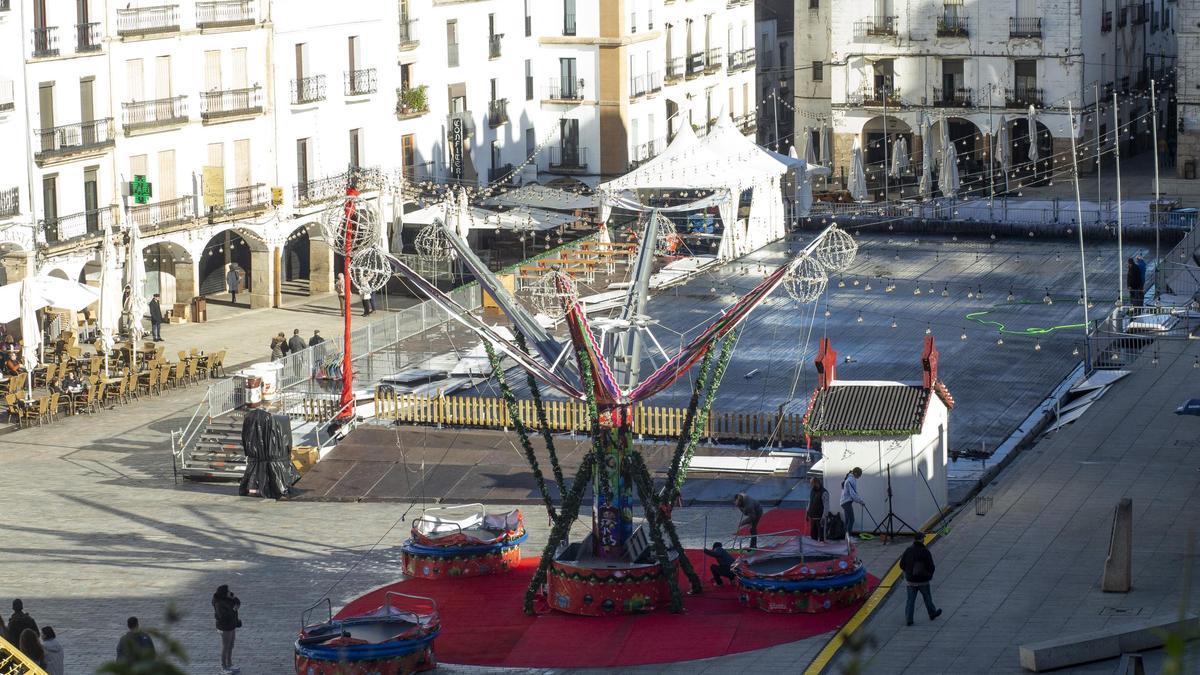 Pista de hielo y atracción instaladas en la plaza Mayor.