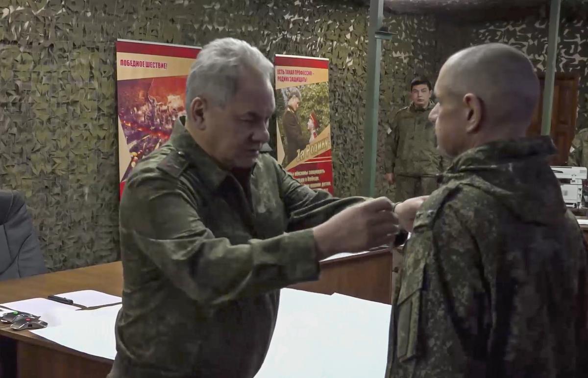 El Ministro de Defensa ruso, Sergei Shoigu, durante su inspección de las tropas rusas, en un lugar no revelado en Ucrania.