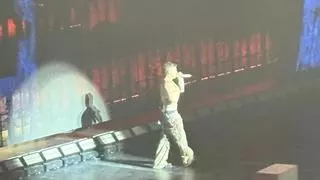 Dani Fernández suspende 25 minutos el concierto en el Roig Arena tras sufrir una caída durante la actuación