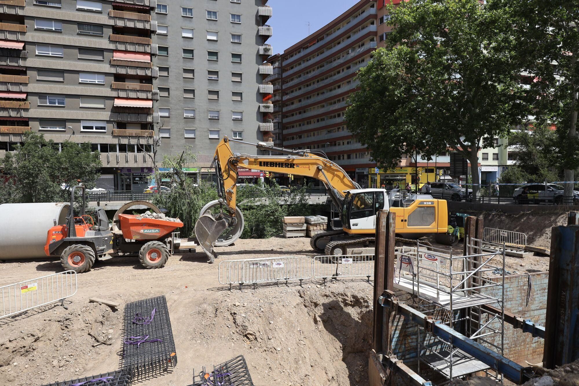 En imágenes | Las obras en el Huerva provocan cortes en el tráfico en Camino Las Torres