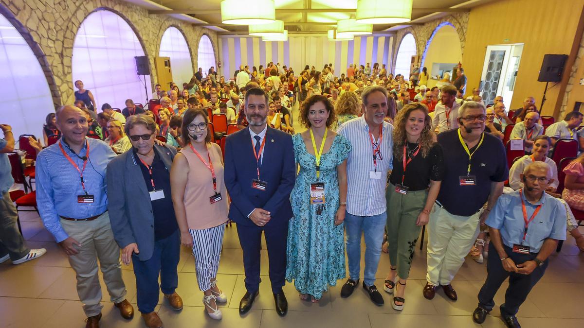 Los participantes, con la presidenta de las Hogueras, el concejal de Fiestas, el edil de València y el representante de las Fallas.