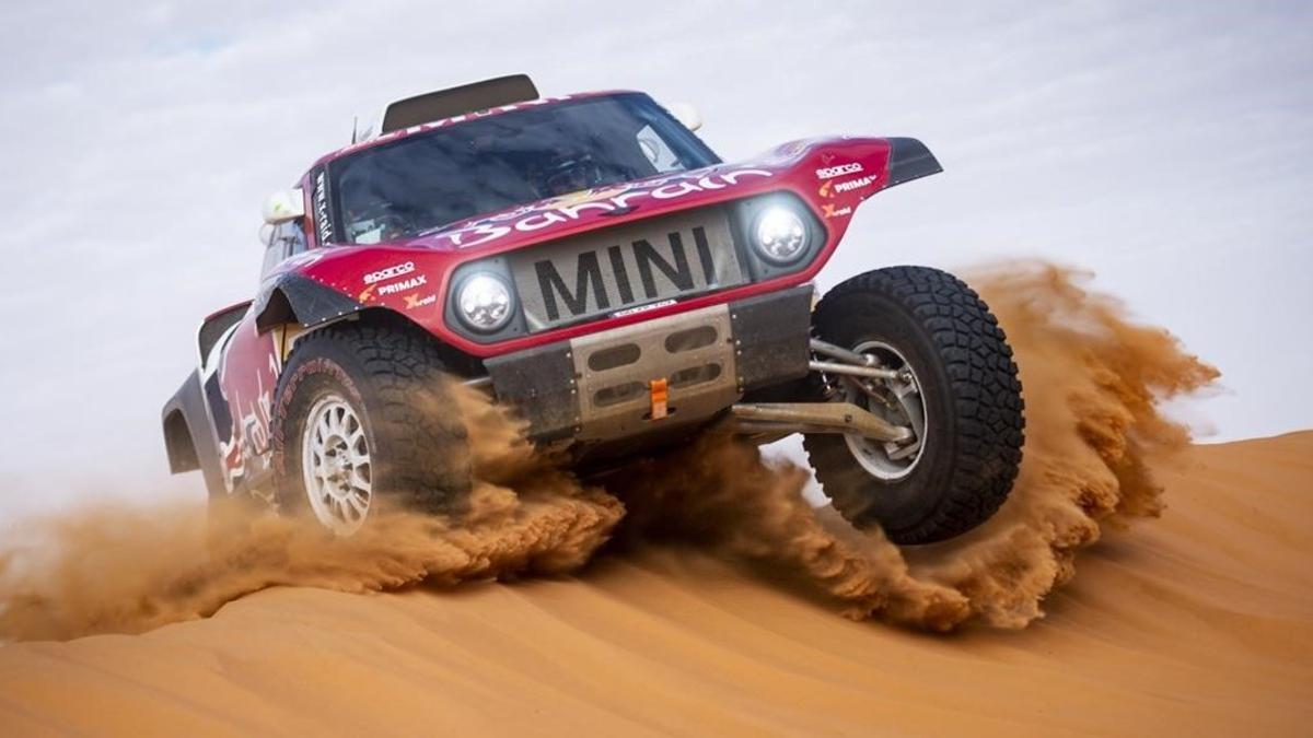 Carlos Sainz supera, con su 'buggy' Mini', las altas dunas de la etapa de hoy.