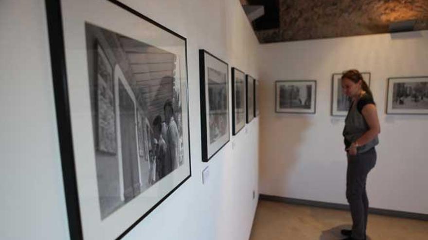 Una mujer contempla algunas de las fotografías de Vontin expuestas en el Museo Puget.