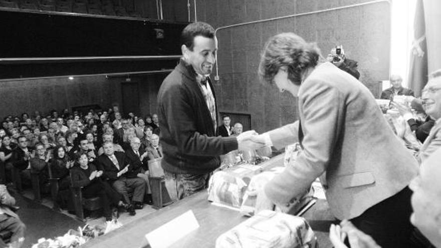 Pilar Varela entrega el premio a Juan Antonio García Cañedo, durante el acto celebrado ayer en el Suanzes.