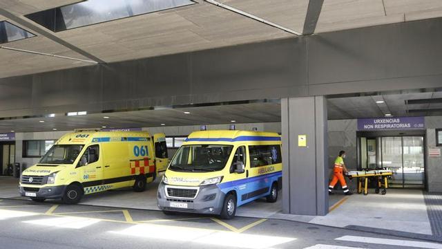 Ambulancias frente a la entrada de Urgencias del hospital Álvaro Cunqueiro. // Alba Villar
