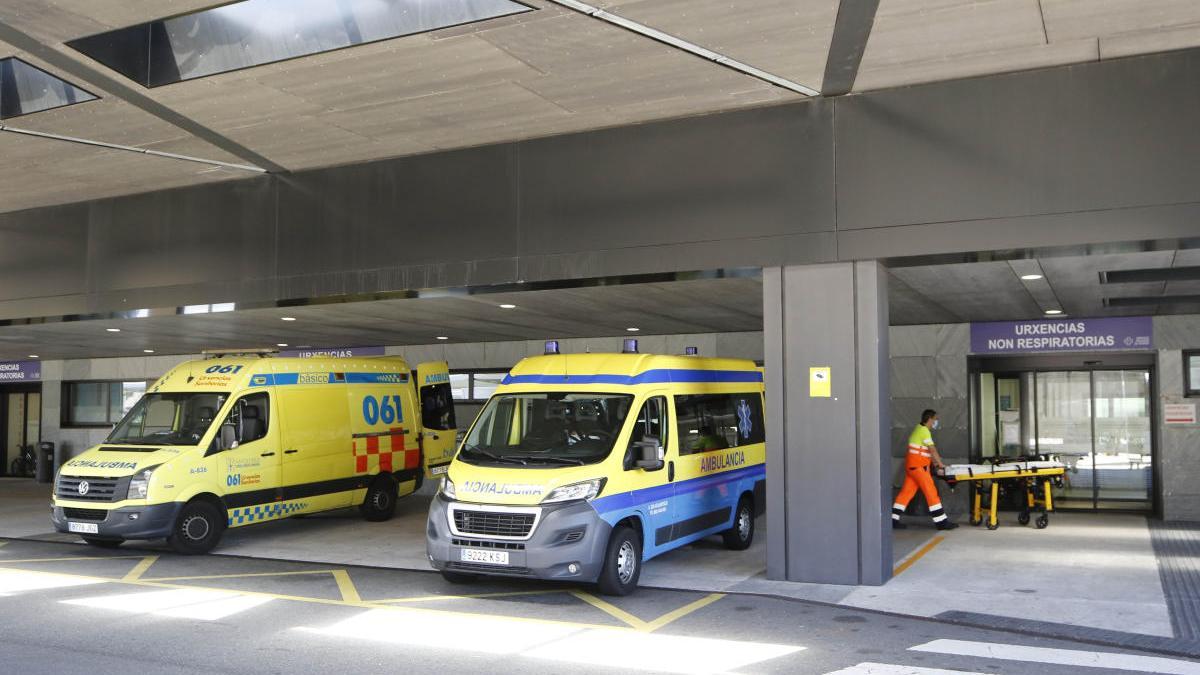 Ambulancias frente a la entrada de Urgencias del hospital Álvaro Cunqueiro.