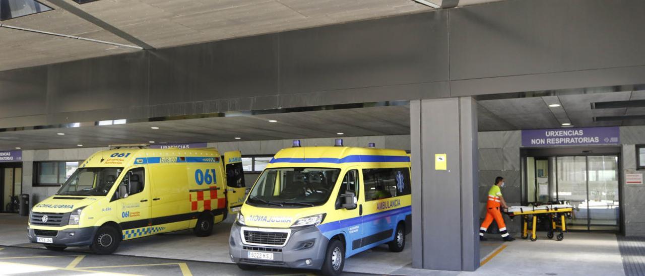 Ambulancias frente a la entrada de Urgencias del hospital Álvaro Cunqueiro. // Alba Villar