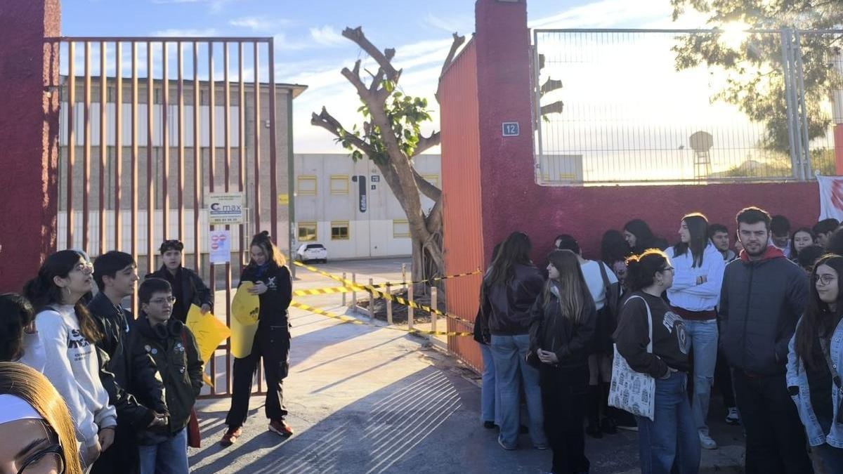 Los alumnos de la escuela de arte de Alicante han precintado el acceso, como protesta