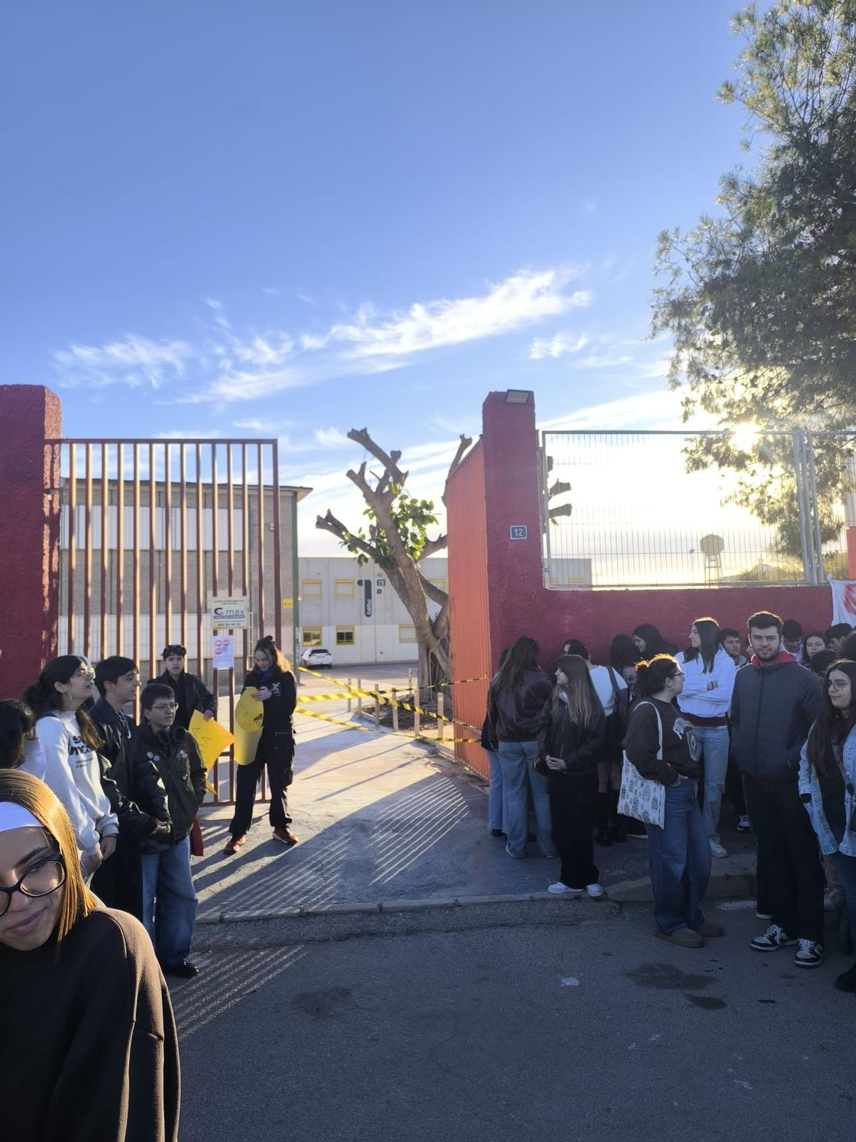 Los alumnos de la escuela de arte de Alicante han precintado el acceso, como protesta
