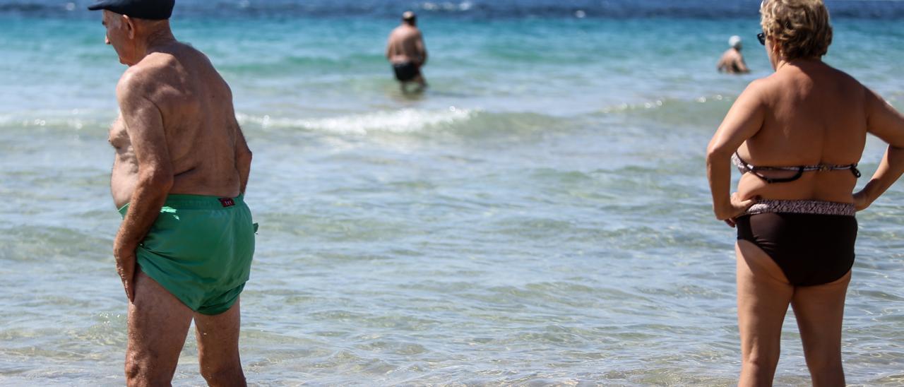 Jubilados en la playa de Benidorm, uno de los destinos favoritos para los viajeros del Imserso.