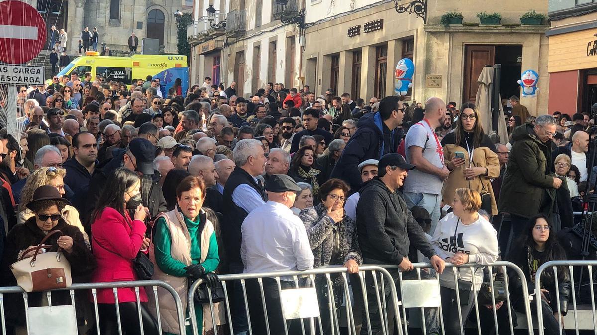 Cientos de personas esperan el inicio del desfile en el día grande de la Feira do Cocido
