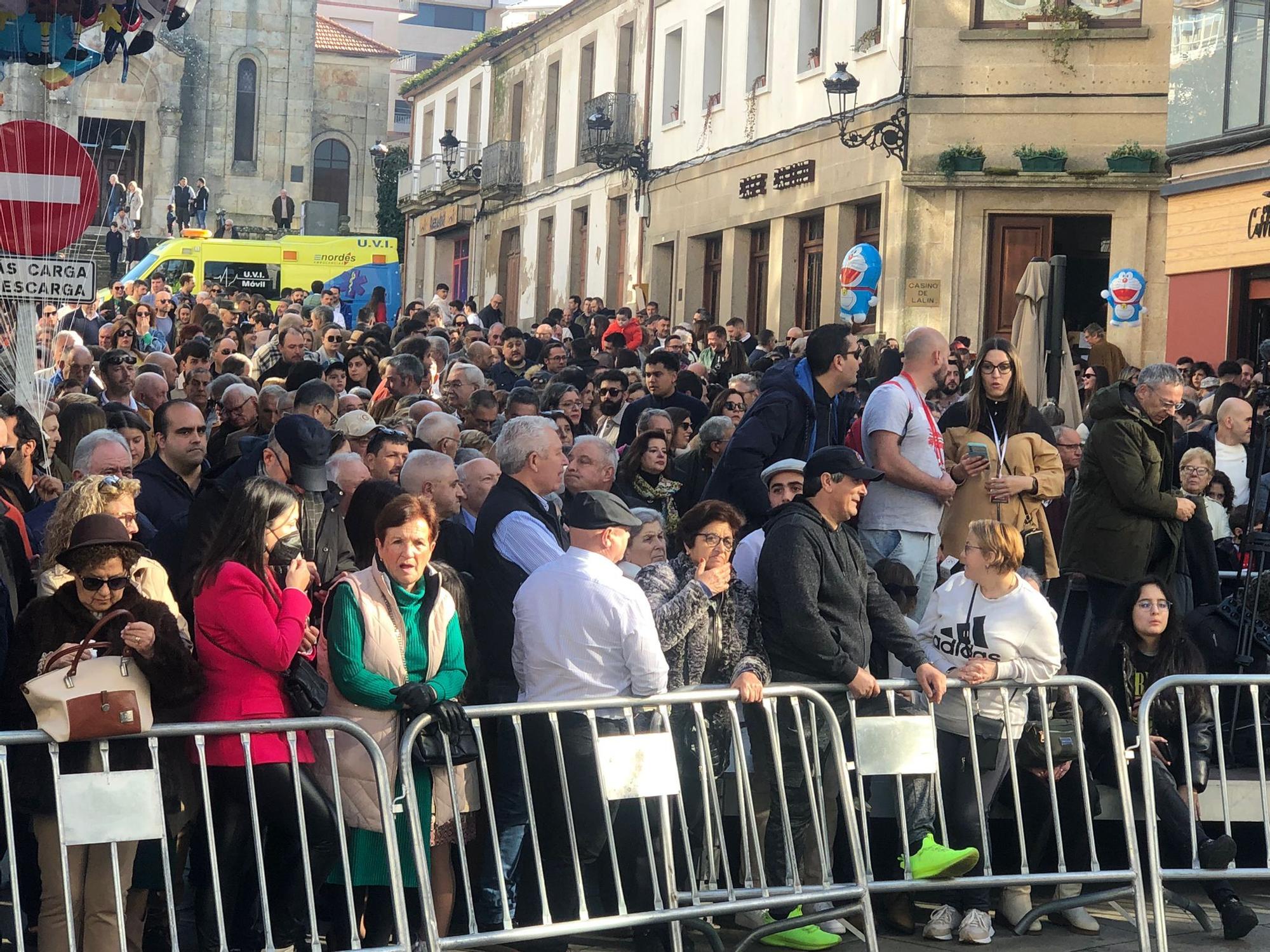 Cientos de personas esperan el inicio del desfile en el día grande de la Feira do Cocido