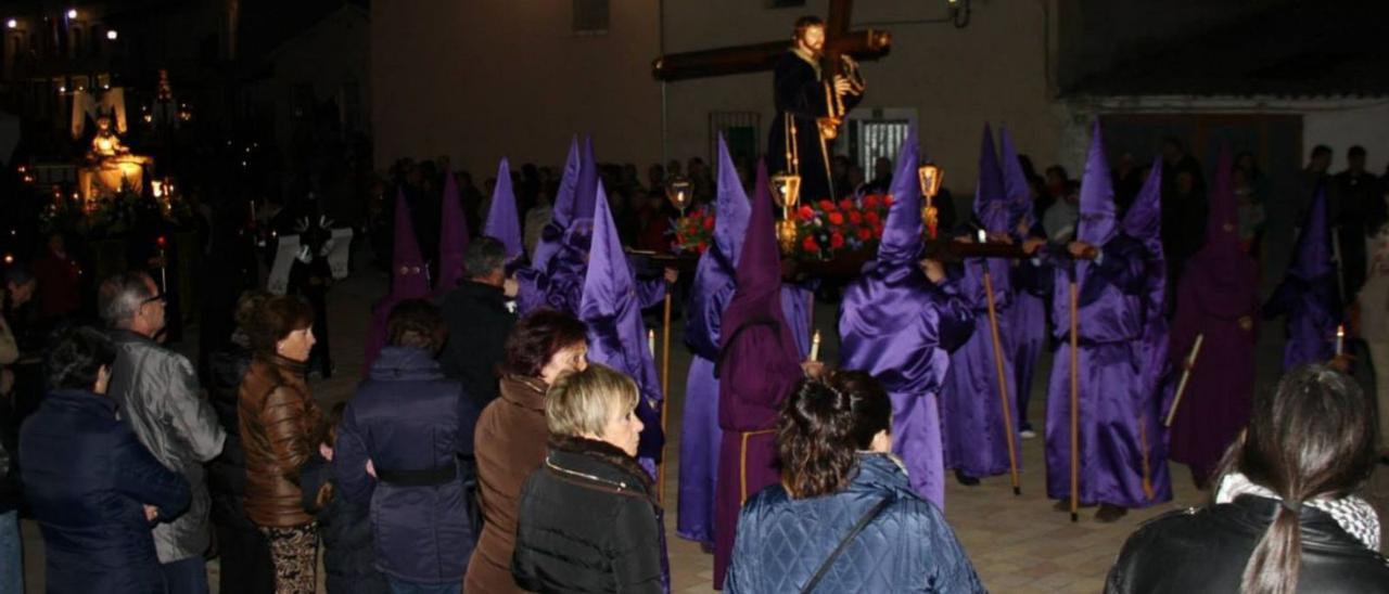 Procesión de la Semana Santa de Fuentelapeña la noche del Viernes Santo de 2022. | Facebook Fuentelapeña Zamora