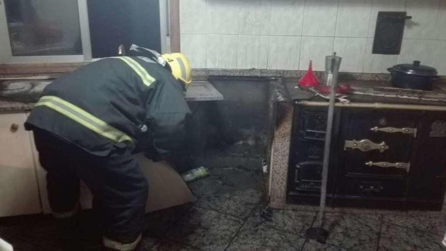 Un ascua que prendió en la leña almacenada junto a la cocina pudo ser la causa. // FdV