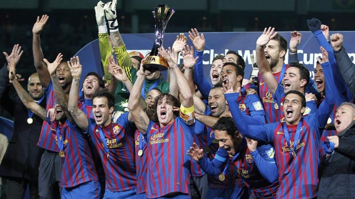 Puyol sostiene el trofeo tras la victoria en el Mundial de Clubs.