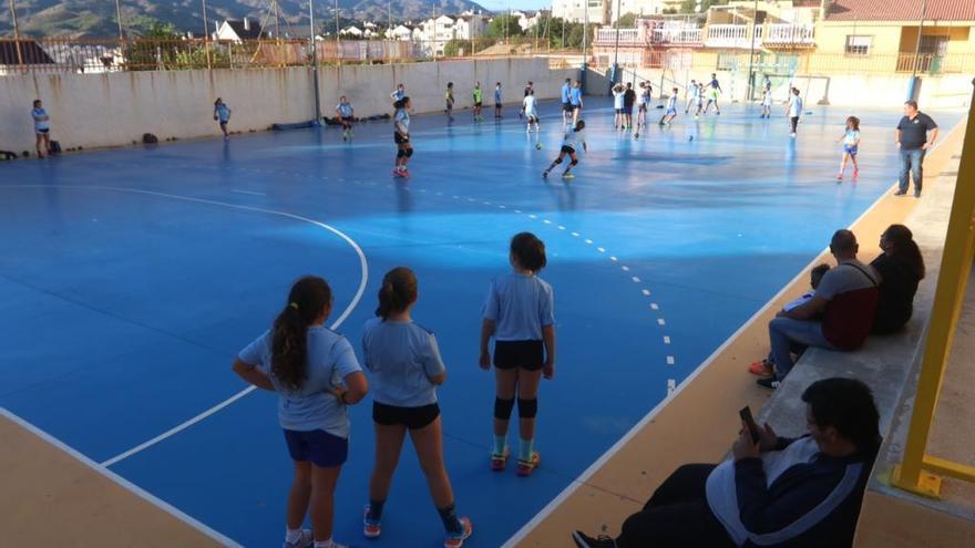 Entrenamiento de un equipo del Málaga Norte, en el Centro Ciudadano María Zambrano.