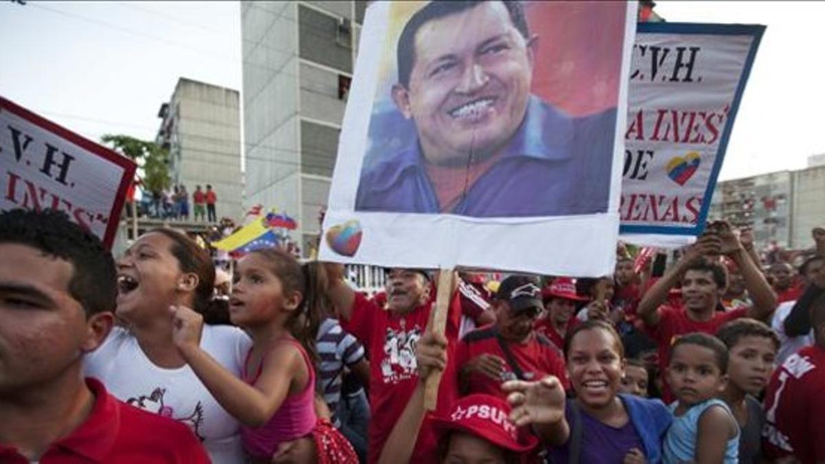 Seguidores de Chávez jalean al presidente venezolano en un acto electoral en Guarenas, este sábado.