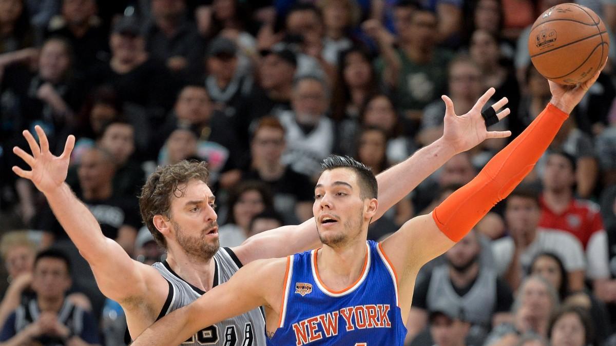 Willy Hernangómez, ante Pau Gasol en su etapa en los New York Knicks