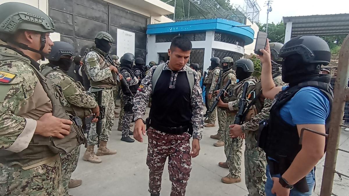 Ecuador sofoca los motines en siete cárceles y libera a más de 150 rehenes