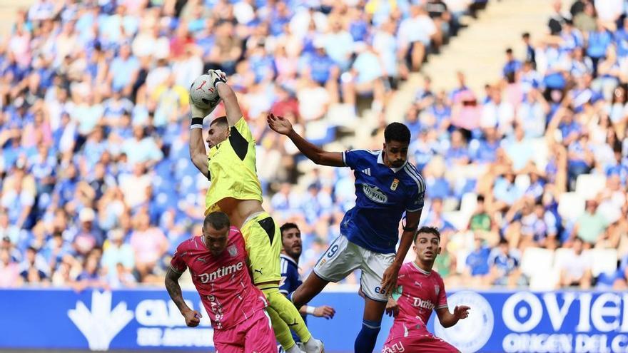"Frente a diez, mover el balón no basta: hay que mover al rival": el análisis táctico de la derrota del Oviedo ante el Lega