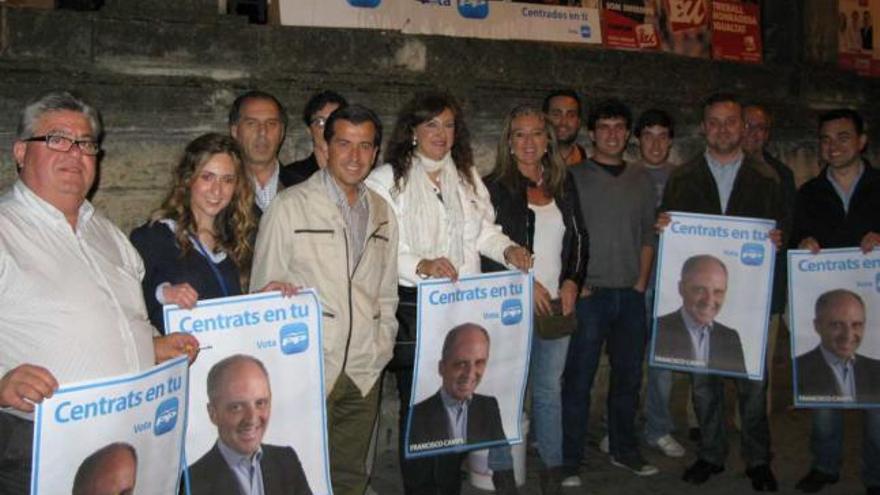 Amparo Ferrando y Rafa Miró participaron en la pegada de carteles.