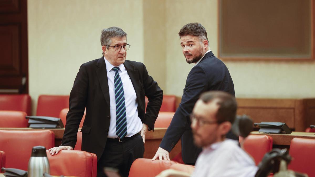 El portavoz de ERC, Gabriel Rufián, conversa con el portavoz del PSOE, Patxi López.