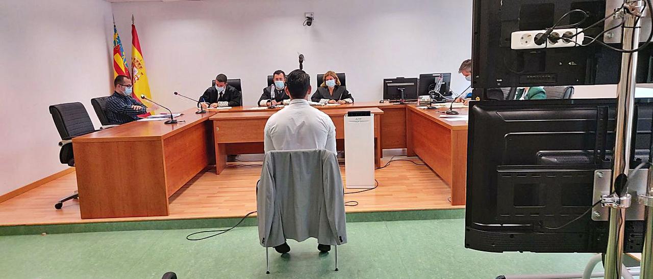 El acusado, en el banquillo, al inicio del juicio en la Audiencia de Alicante. |