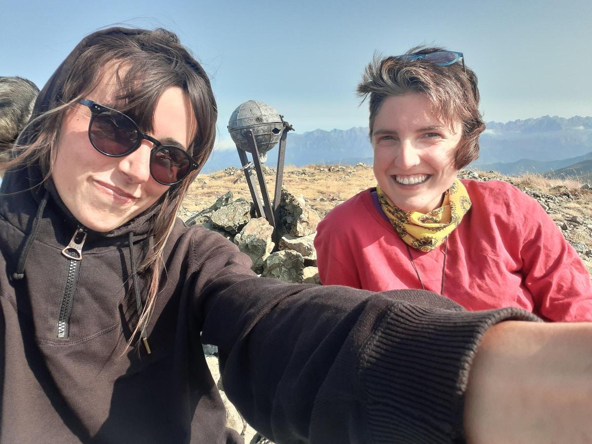 Celia y Zuriñe, en las montañas palentinas donde se conocieron haciendo un curso de transhumancia.