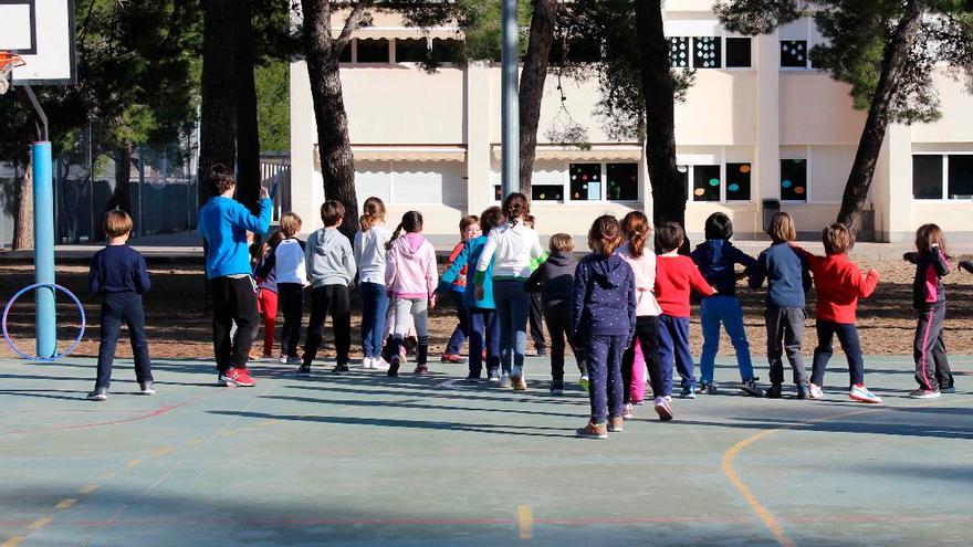 Sanidad pide mantener la mascarilla en los patios de los colegios tras el aumento de contagios