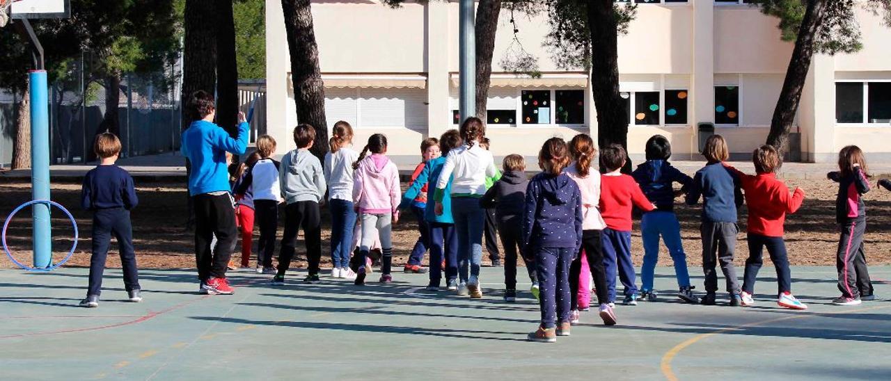 Unos niños juegan en el patio de un colegio valenciano