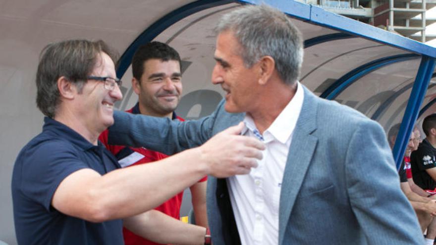 Herrera saluda a Anquela, en el Gran Canaria, durante la campaña 2014-15, cuando el jiennense dirigía al CD Numancia.