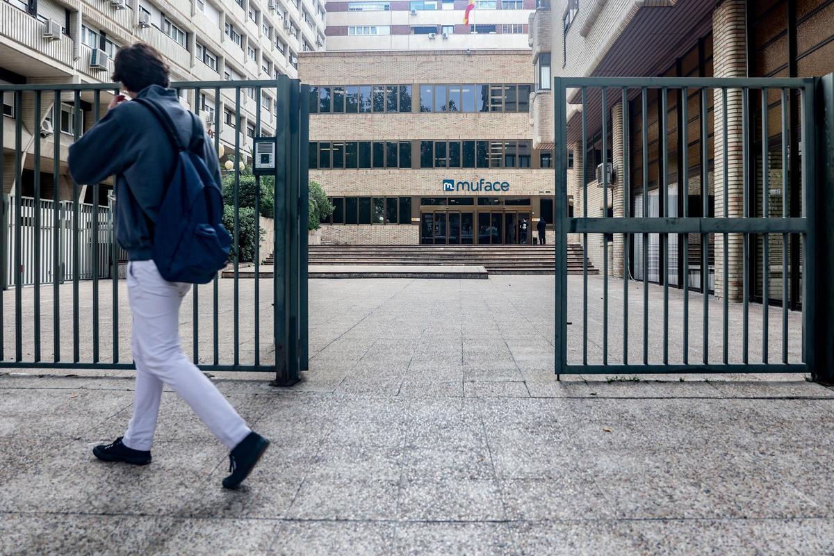 Archivo - Fachada de un edificio de Muface, en Paseo de Juan XXIII, a 11 de octubre de 2024, en Madrid (España).
